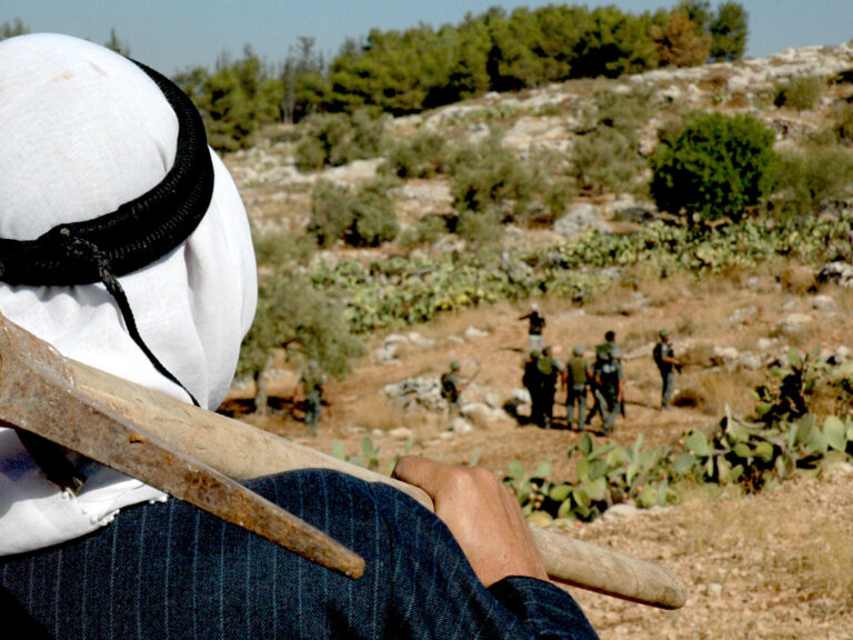 Soldati israeliani a Budrus per costruire il muro