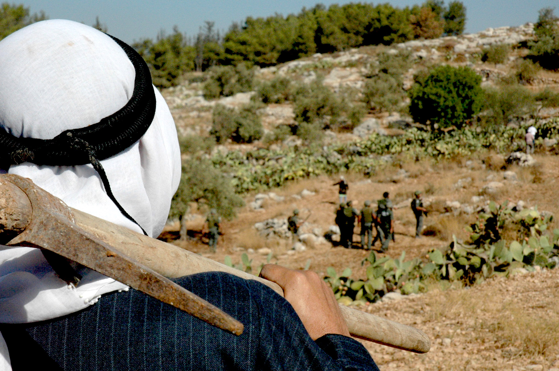 Soldati israeliani a Budrus per costruire il muro