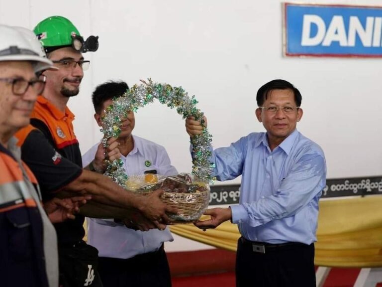 Il generale Min Aung Hlaing, capo della giunta militare birmana, omaggia i tecnici di Danieli, 31 maggio 2023