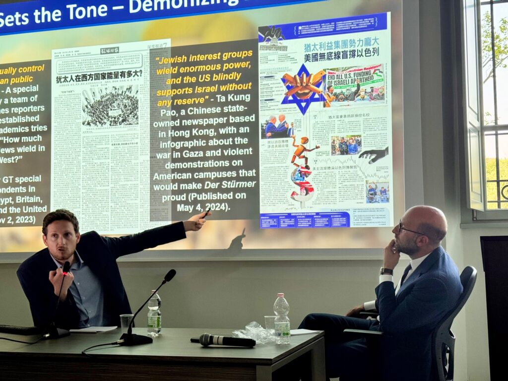 Lo studioso Tuvia Gering a sinistra e il professore Enrico Fardella a destra. John Cabot University, Roma, 2025.