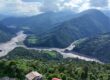 Panorama di Rasuwa, fiume di fango attraversa la valle dopo la valanga e l'inondazione del 26 agosto 2026. Foto per gentile concessione dell'ong ASIA