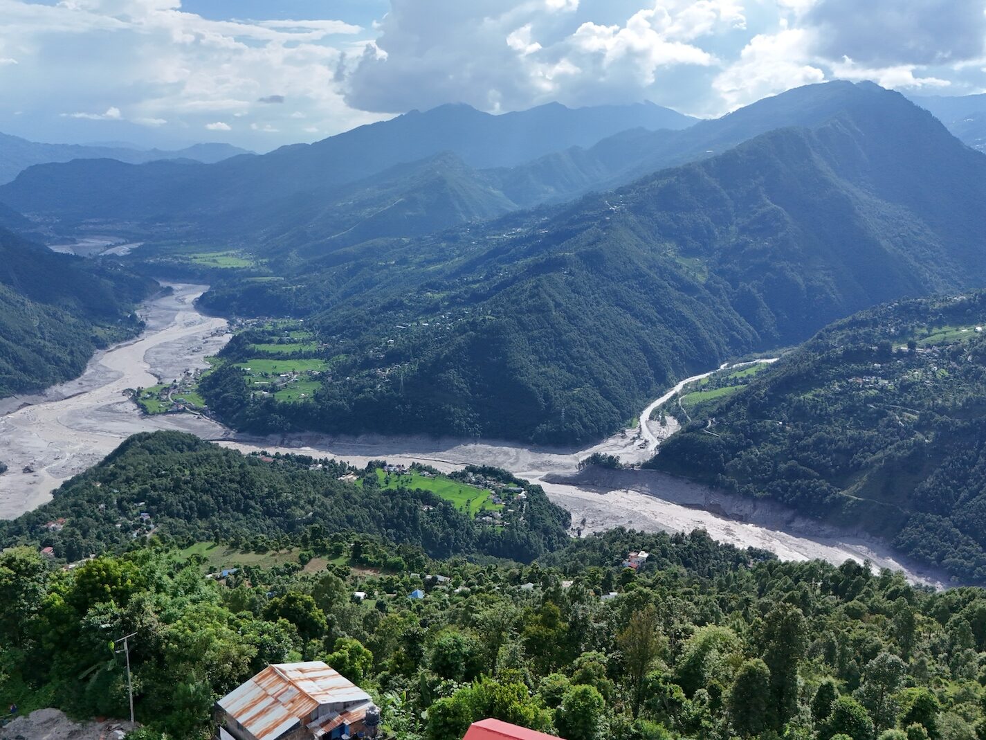 Panorama di Rasuwa, fiume di fango attraversa la valle dopo la valanga e l'inondazione del 26 agosto 2026. Foto per gentile concessione dell'ong ASIA