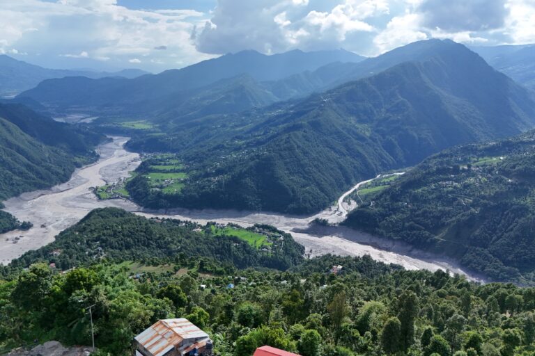Panorama di Rasuwa, fiume di fango attraversa la valle dopo la valanga e l'inondazione del 26 agosto 2026. Foto per gentile concessione dell'ong ASIA