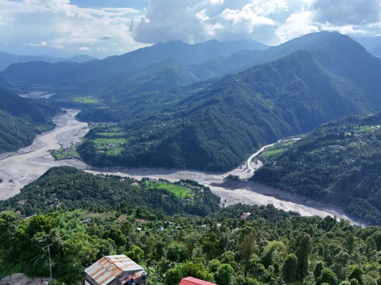 Panorama di Rasuwa, fiume di fango attraversa la valle dopo la valanga e l'inondazione del 26 agosto 2026. Foto per gentile concessione dell'ong ASIA