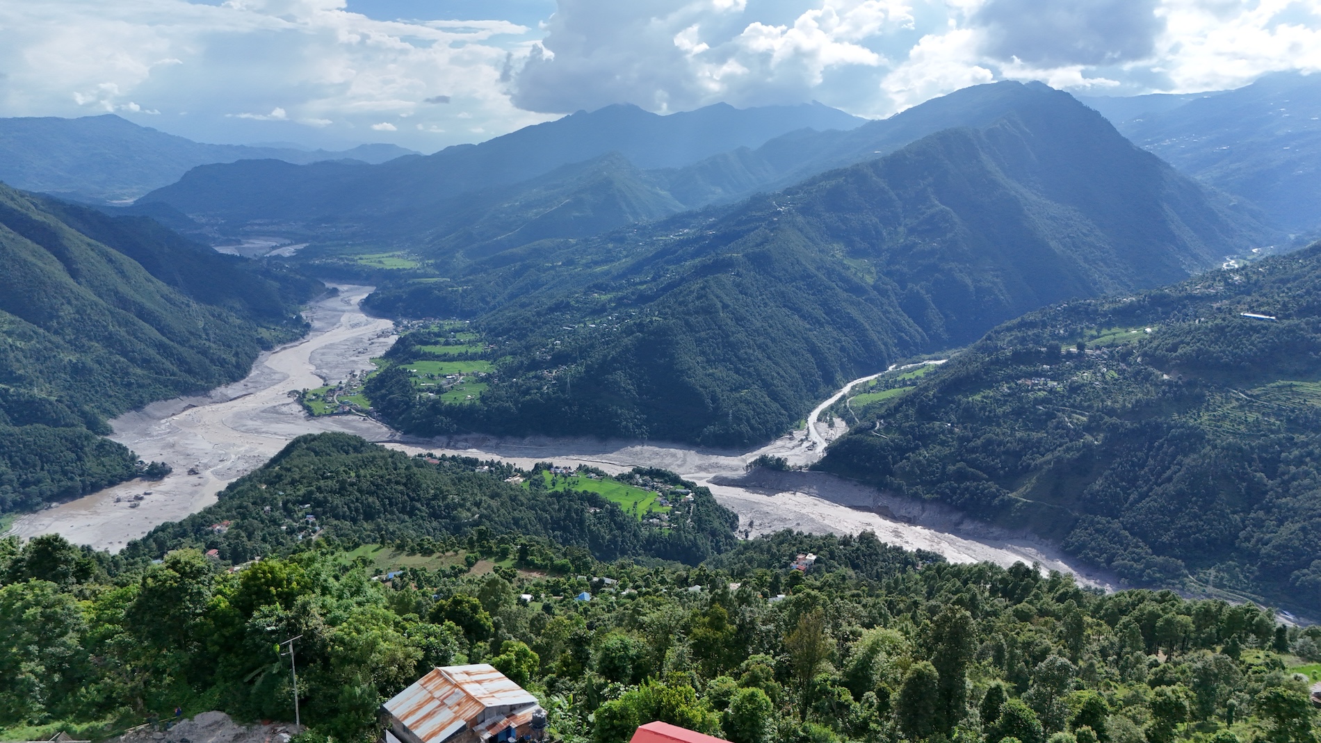 Panorama di Rasuwa, fiume di fango attraversa la valle dopo la valanga e l'inondazione del 26 agosto 2026. Foto per gentile concessione dell'ong ASIA