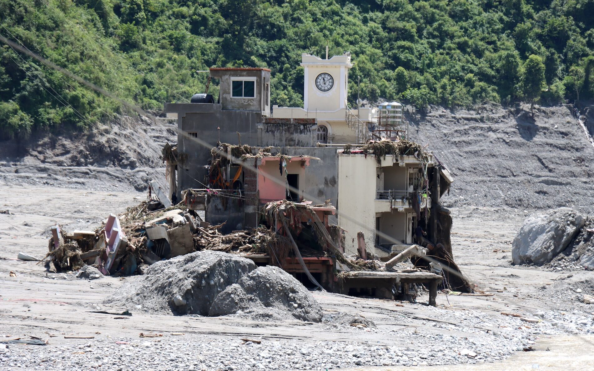 Orologio fermo. Distruzione a Rasuwa dopo la valanga e l'inondazione del 26 agosto 2026, Nepal. Foto per gentile concessione dell'ong ASIA