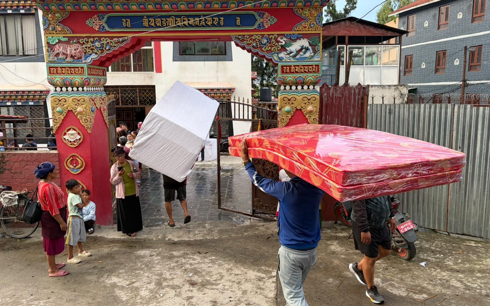 Distribuzione di materassi e materiale per gli sfollati, foto per gentile concessione di ASIA. Valanga e inondazione, Nepal, agosto-settembre 2026