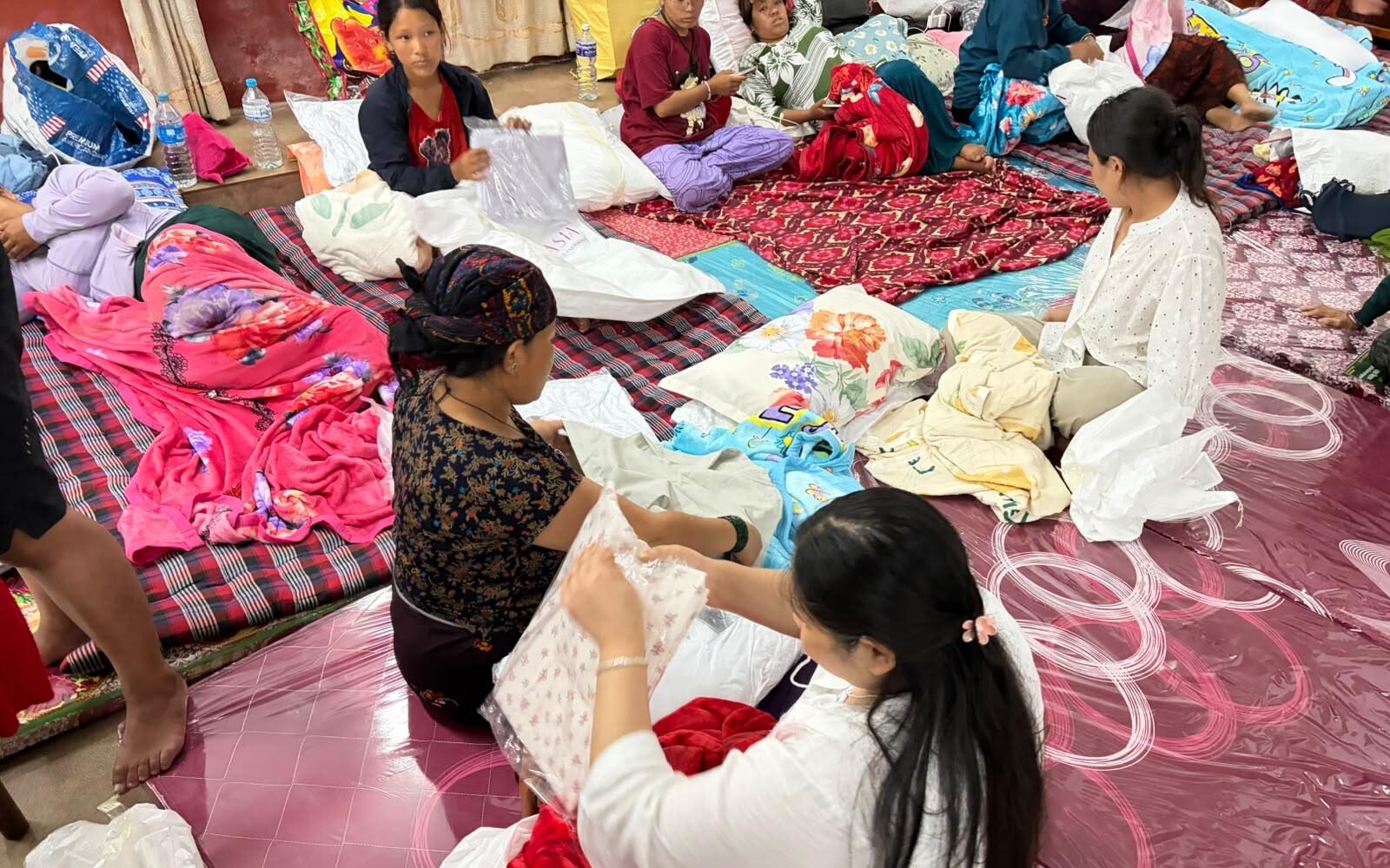 Donne sfollate, foto per gentile concessione di ASIA. Valanga e inondazione, Nepal, agosto-settembre 2026