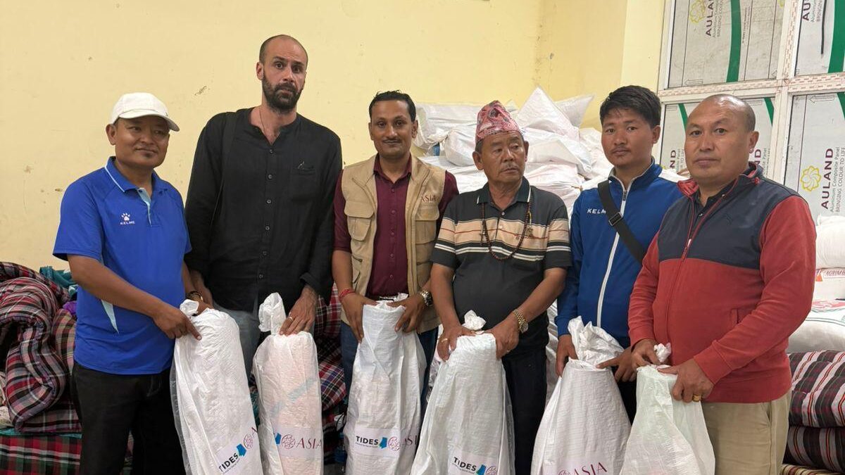 Emanuele Assini secondo a partire da sinistra con altri operatori impegnati nella distribuzione di materiali agli sfollati. Foto per gentile concessione di ASIA. Valanga e inondazione, Nepal, agosto-settembre 2026