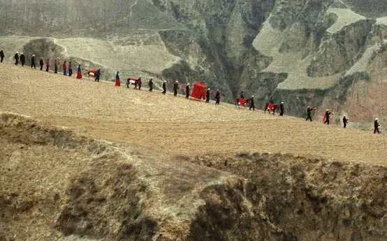 Immensa distesa dell'Altopiano del Loess nello Shaanxi settentrionale. Frame del film "Terra Gialla" di Che Kaige, fotografia di Zhang Yimou