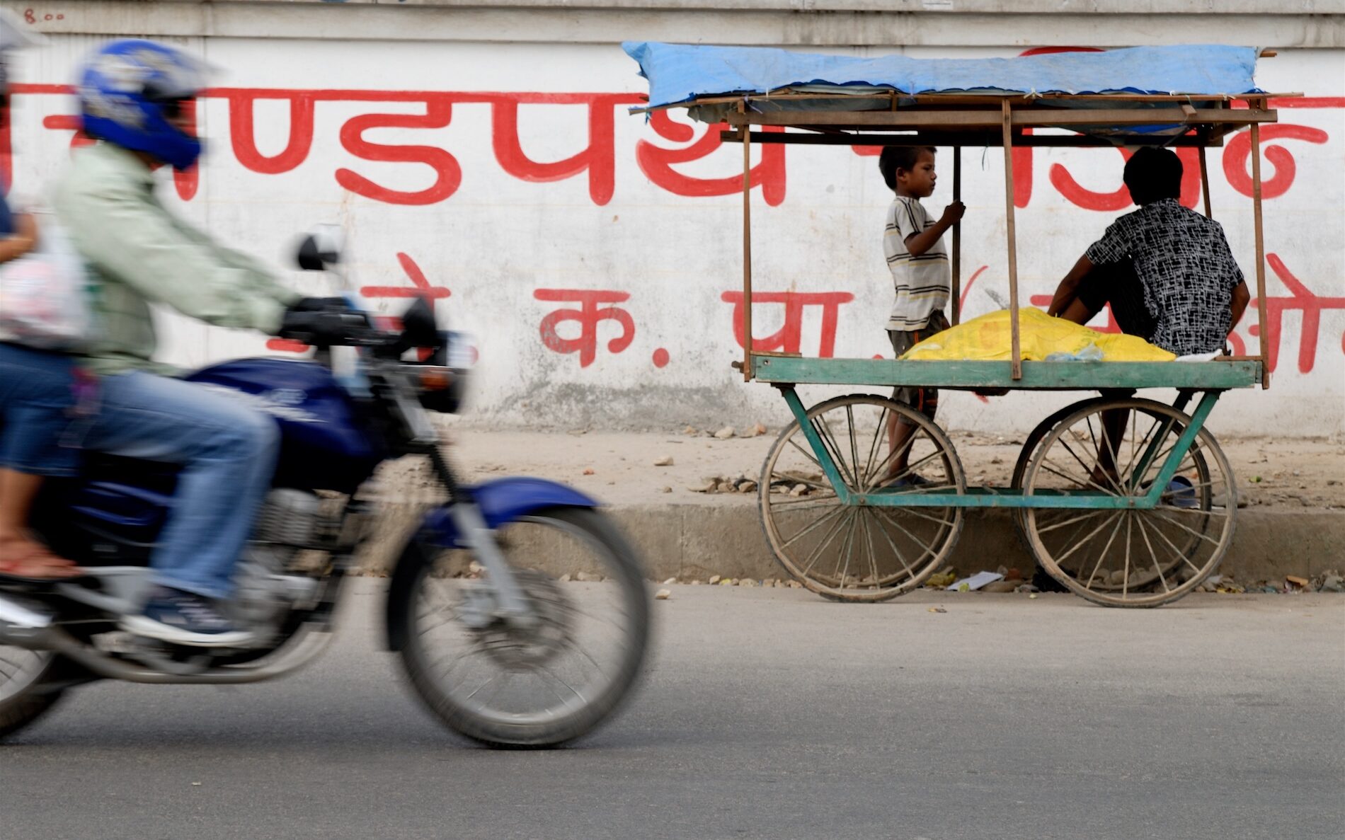 Kathmandu, venditore ambulante. Nepal,. Foto di Lorenzo Maria Dell'Uva