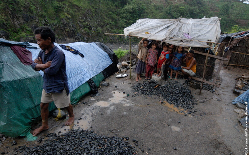 Spaccapietre di Dhading nel 2006. Oggi hanno trovato una ricollocazione. Foto di Lorenzo Maria Dell'Uva